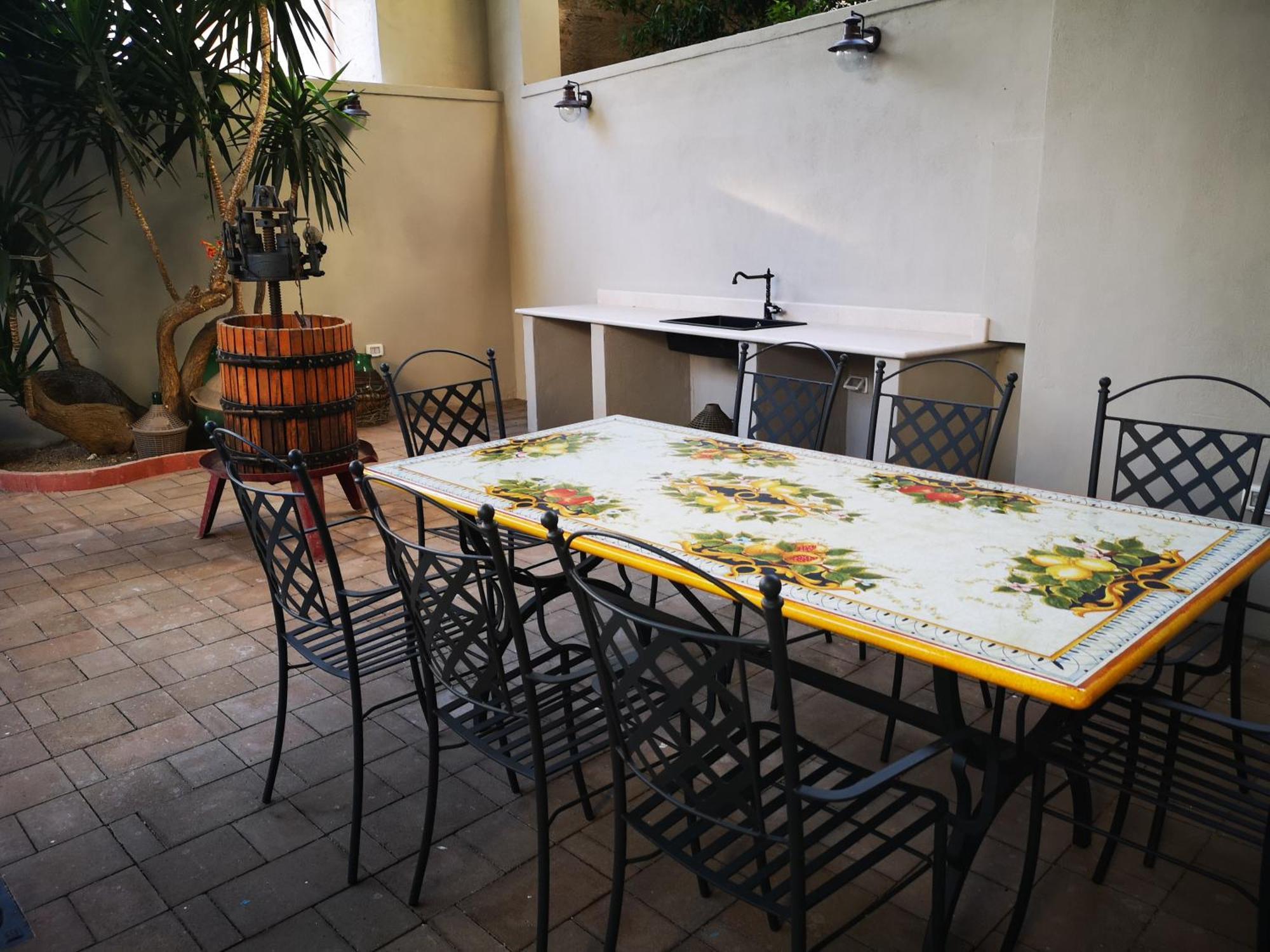 Palazzo Lagioia 2: Prestigioso Miniappartamento Triggiano Bagian luar foto